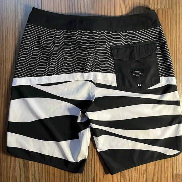 Men’s Quicksilver swim trunks size 33 - Picture 5 of 5